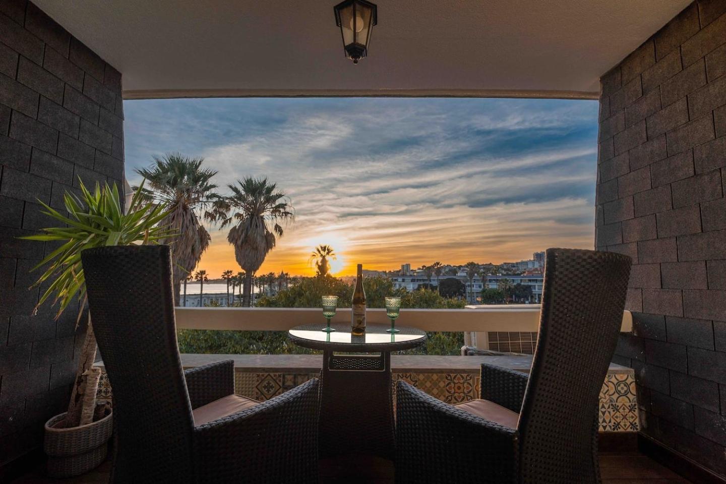 Sea View W Balcony 2 Mins Walk To Beach & Casino Εστορίλ Εξωτερικό φωτογραφία